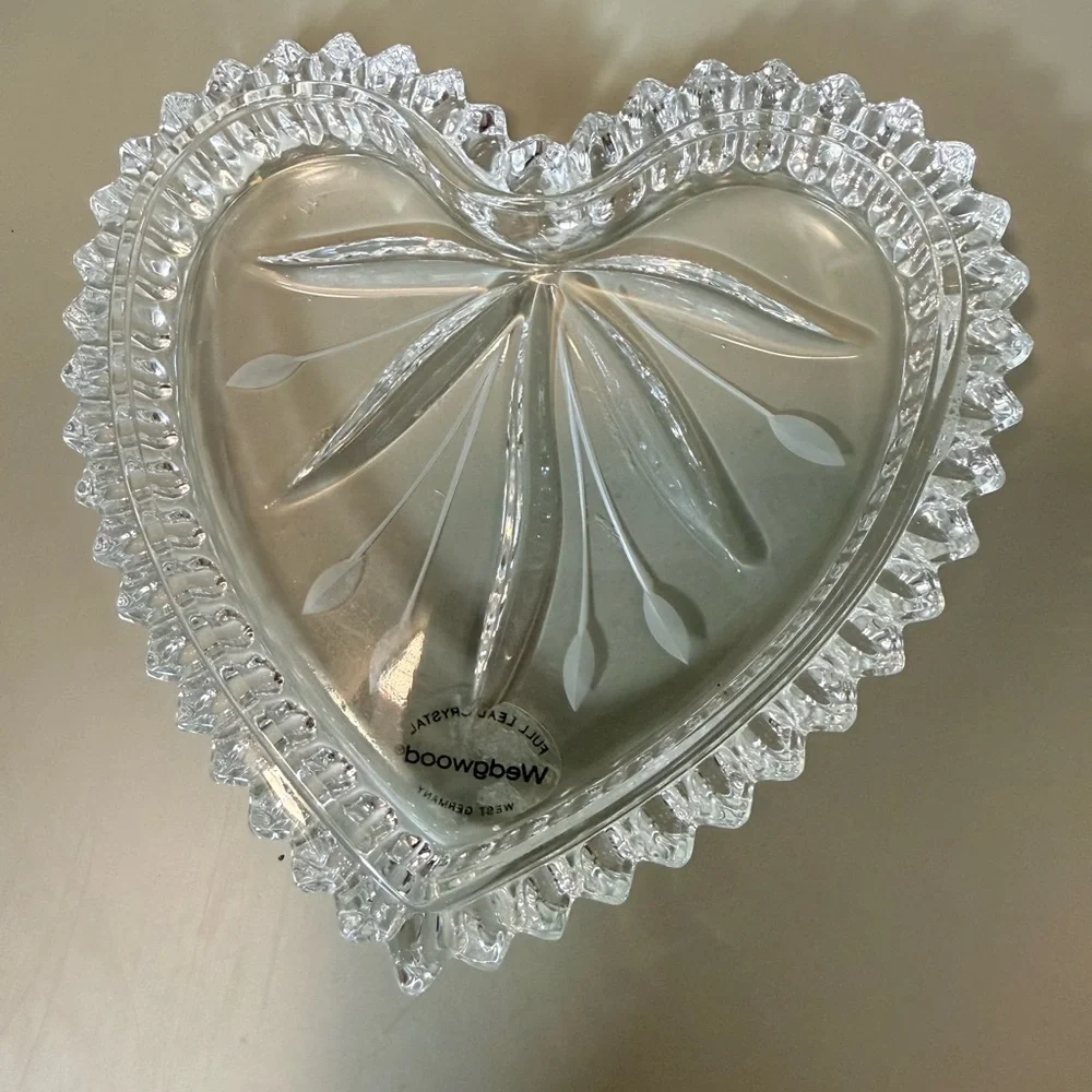 Wedgwood heart-shaped lead crystal trinket box. Full Led Crystal